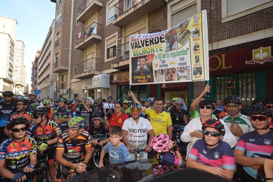 Alejandro Valverde genera gran expectación entre sus paisanos a su paso por la Gran Vía de Murcia, que recorrió a bordo de un descapotable y acompañado por centenares de ciclistas