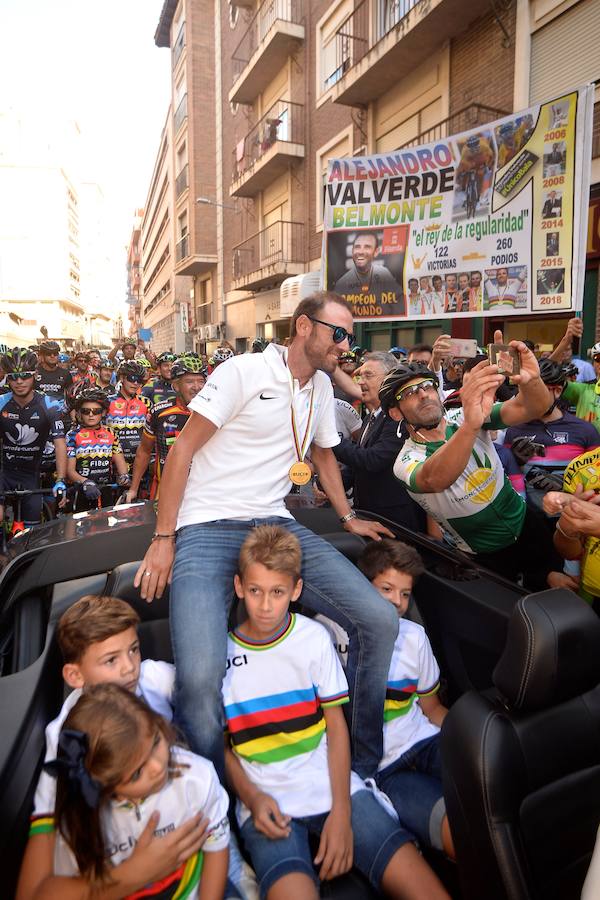 Alejandro Valverde genera gran expectación entre sus paisanos a su paso por la Gran Vía de Murcia, que recorrió a bordo de un descapotable y acompañado por centenares de ciclistas