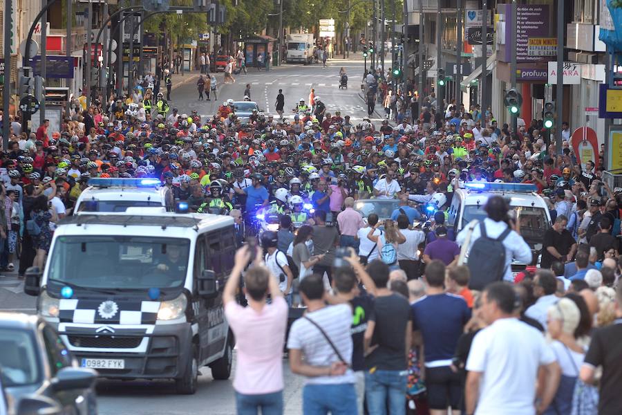 Alejandro Valverde genera gran expectación entre sus paisanos a su paso por la Gran Vía de Murcia, que recorrió a bordo de un descapotable y acompañado por centenares de ciclistas