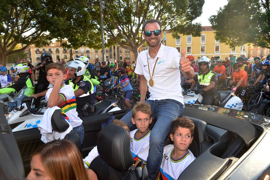 Alejandro Valverde genera gran expectación entre sus paisanos a su paso por la Gran Vía de Murcia, que recorrió a bordo de un descapotable y acompañado por centenares de ciclistas