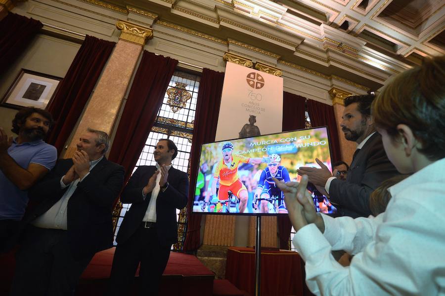 Alejandro Valverde genera gran expectación entre sus paisanos a su paso por la Gran Vía de Murcia, que recorrió a bordo de un descapotable y acompañado por centenares de ciclistas