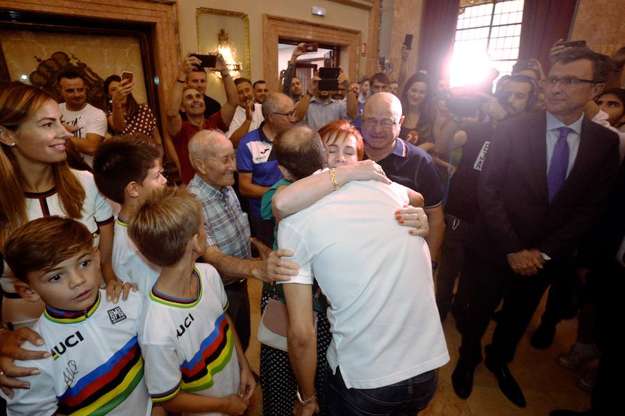 Alejandro Valverde genera gran expectación entre sus paisanos a su paso por la Gran Vía de Murcia, que recorrió a bordo de un descapotable y acompañado por centenares de ciclistas