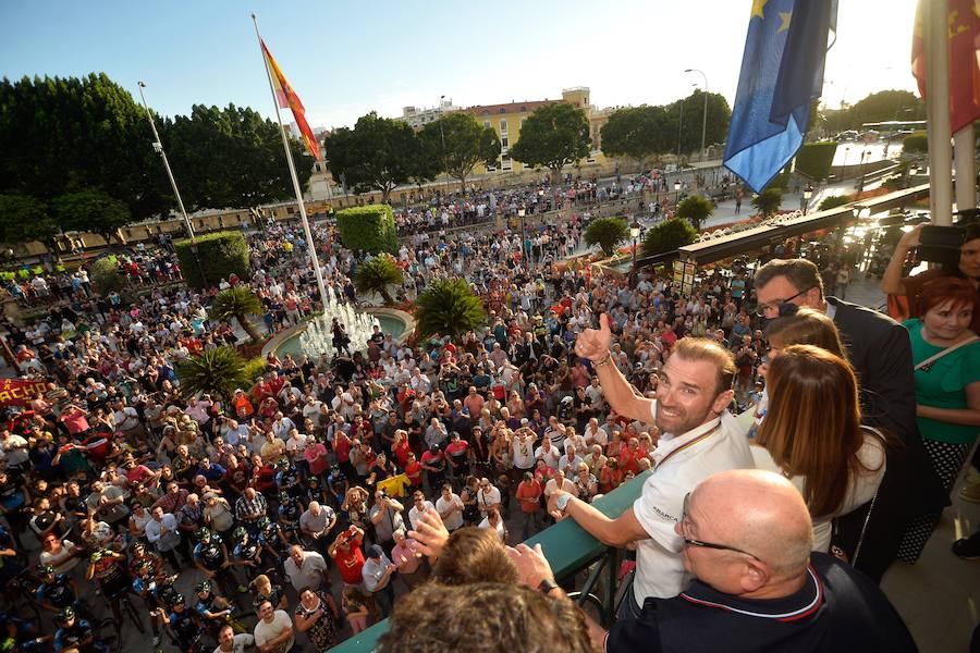 Alejandro Valverde genera gran expectación entre sus paisanos a su paso por la Gran Vía de Murcia, que recorrió a bordo de un descapotable y acompañado por centenares de ciclistas