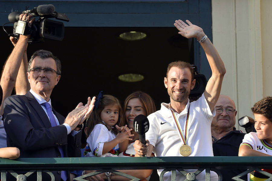 Alejandro Valverde genera gran expectación entre sus paisanos a su paso por la Gran Vía de Murcia, que recorrió a bordo de un descapotable y acompañado por centenares de ciclistas