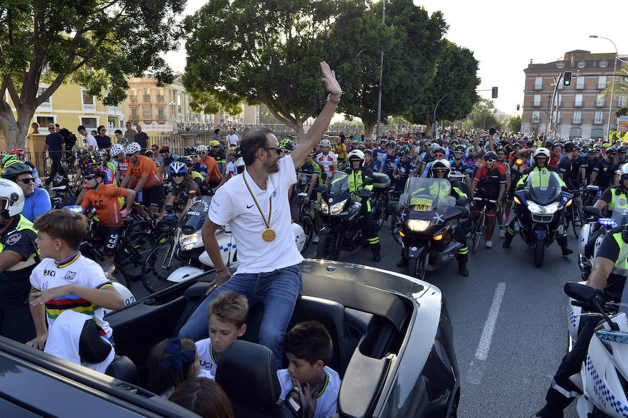 Alejandro Valverde genera gran expectación entre sus paisanos a su paso por la Gran Vía de Murcia, que recorrió a bordo de un descapotable y acompañado por centenares de ciclistas