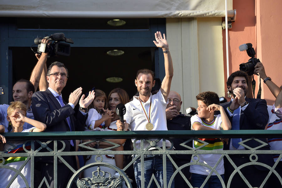 Alejandro Valverde genera gran expectación entre sus paisanos a su paso por la Gran Vía de Murcia, que recorrió a bordo de un descapotable y acompañado por centenares de ciclistas