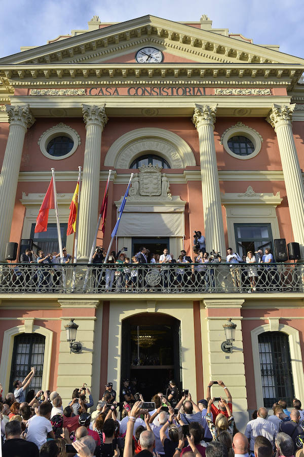 Alejandro Valverde genera gran expectación entre sus paisanos a su paso por la Gran Vía de Murcia, que recorrió a bordo de un descapotable y acompañado por centenares de ciclistas