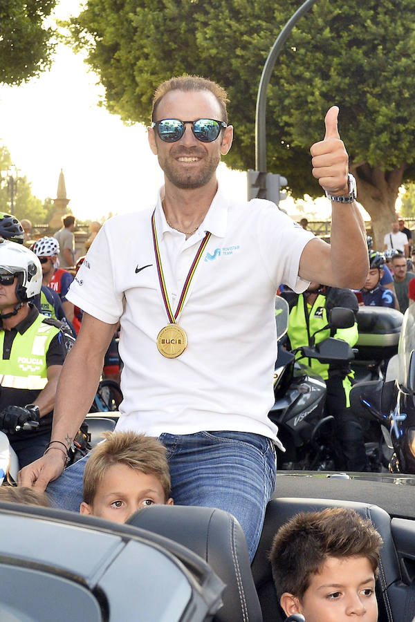 Alejandro Valverde genera gran expectación entre sus paisanos a su paso por la Gran Vía de Murcia, que recorrió a bordo de un descapotable y acompañado por centenares de ciclistas