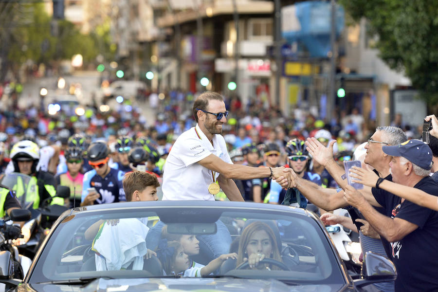 Alejandro Valverde genera gran expectación entre sus paisanos a su paso por la Gran Vía de Murcia, que recorrió a bordo de un descapotable y acompañado por centenares de ciclistas