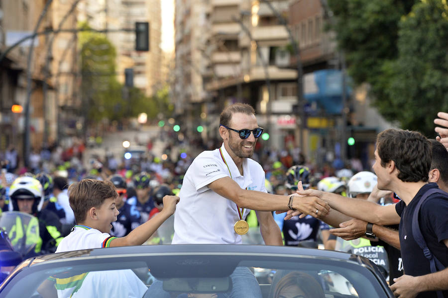 Alejandro Valverde genera gran expectación entre sus paisanos a su paso por la Gran Vía de Murcia, que recorrió a bordo de un descapotable y acompañado por centenares de ciclistas