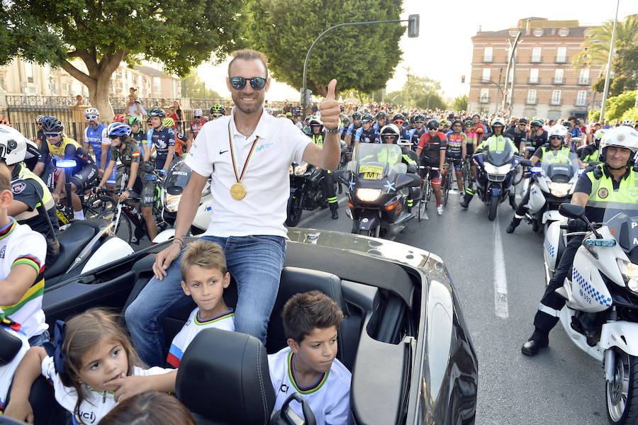 Alejandro Valverde genera gran expectación entre sus paisanos a su paso por la Gran Vía de Murcia, que recorrió a bordo de un descapotable y acompañado por centenares de ciclistas