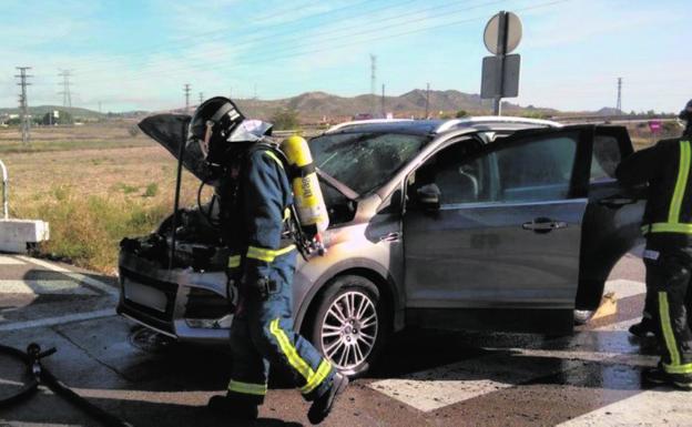 Una conductora logra escapar de su coche en llamas en Yecla
