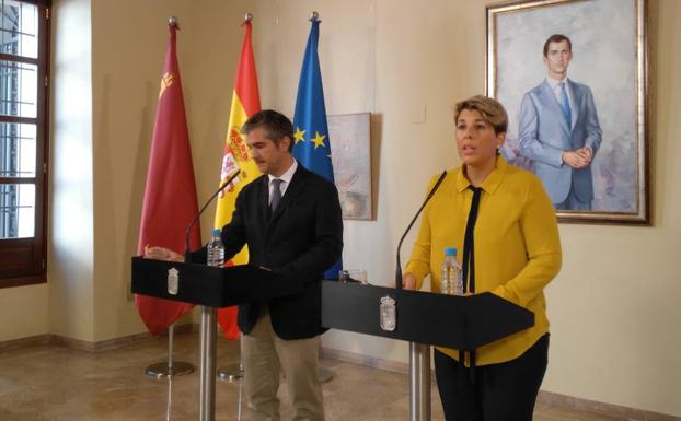 El consejero de Agua, Miguel Ángel del Amor, y la consejera de Transparencia y Participación, Noelia Arroyo, este miércoles, durante la rueda de prensa del Consejo de Gobierno. 