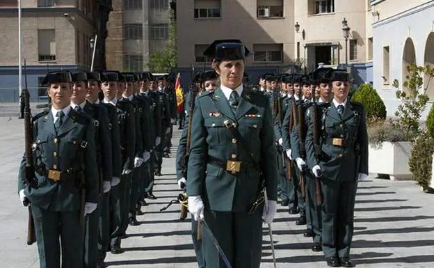 Al frente de la formación, en el centro, la teniente Hernán Gómez.