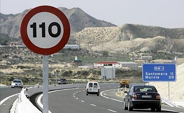 Una señal indica el límite de velocidad en una carretera de la Región de Murcia.