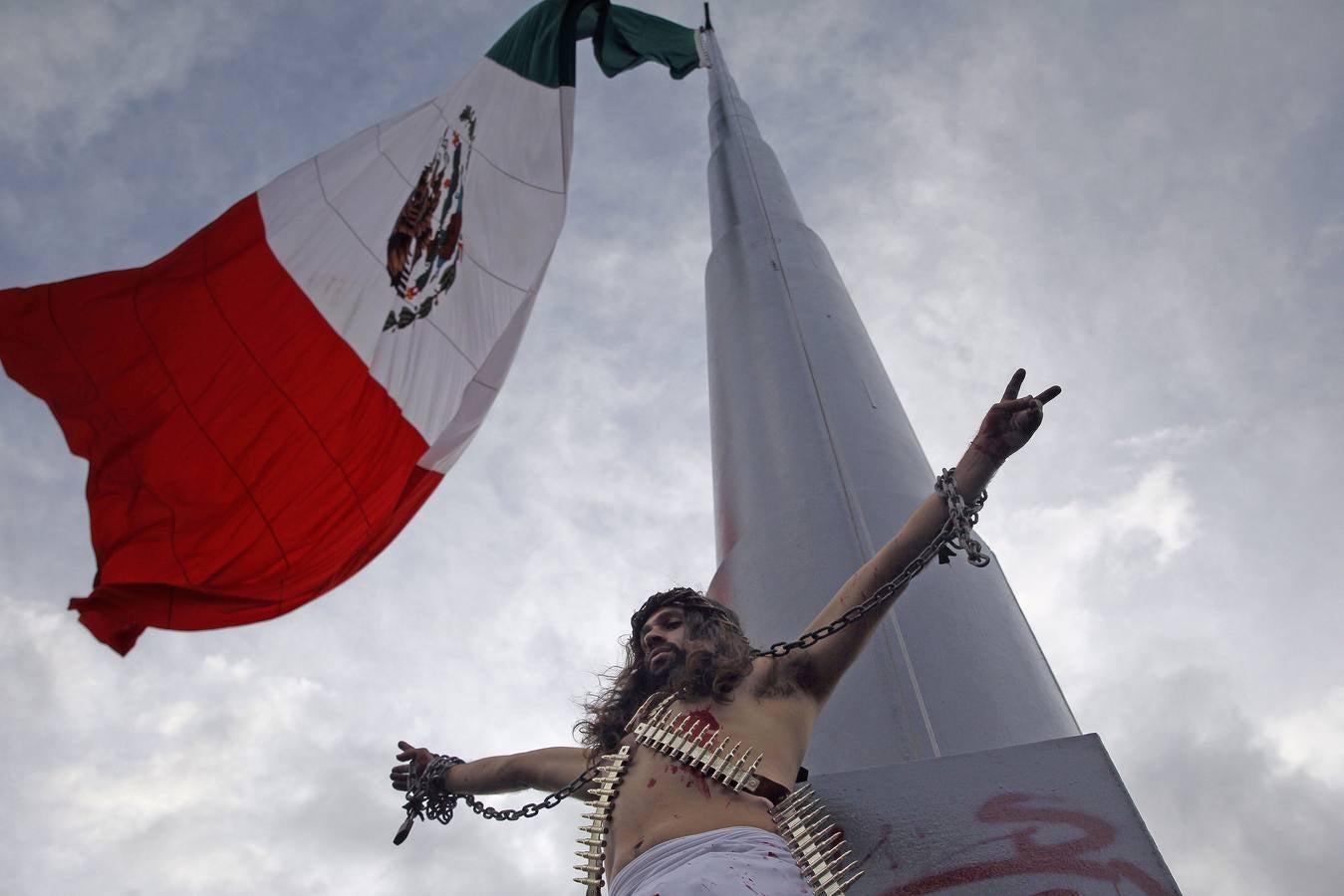 Víctimas de la represión estudiantil de 1968 y estudiantes universitarios se unieron para marchar a lo largo de Ciudad de México y exigir justicia el mismo día en que se cumplen 50 años de la masacre perpetrada por el Ejército mexicano contra un mitin de estudiantes en el barrio de Tlatelolco.