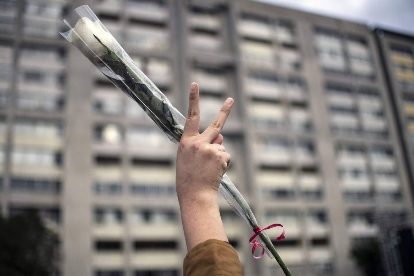 Víctimas de la represión estudiantil de 1968 y estudiantes universitarios se unieron para marchar a lo largo de Ciudad de México y exigir justicia el mismo día en que se cumplen 50 años de la masacre perpetrada por el Ejército mexicano contra un mitin de estudiantes en el barrio de Tlatelolco.