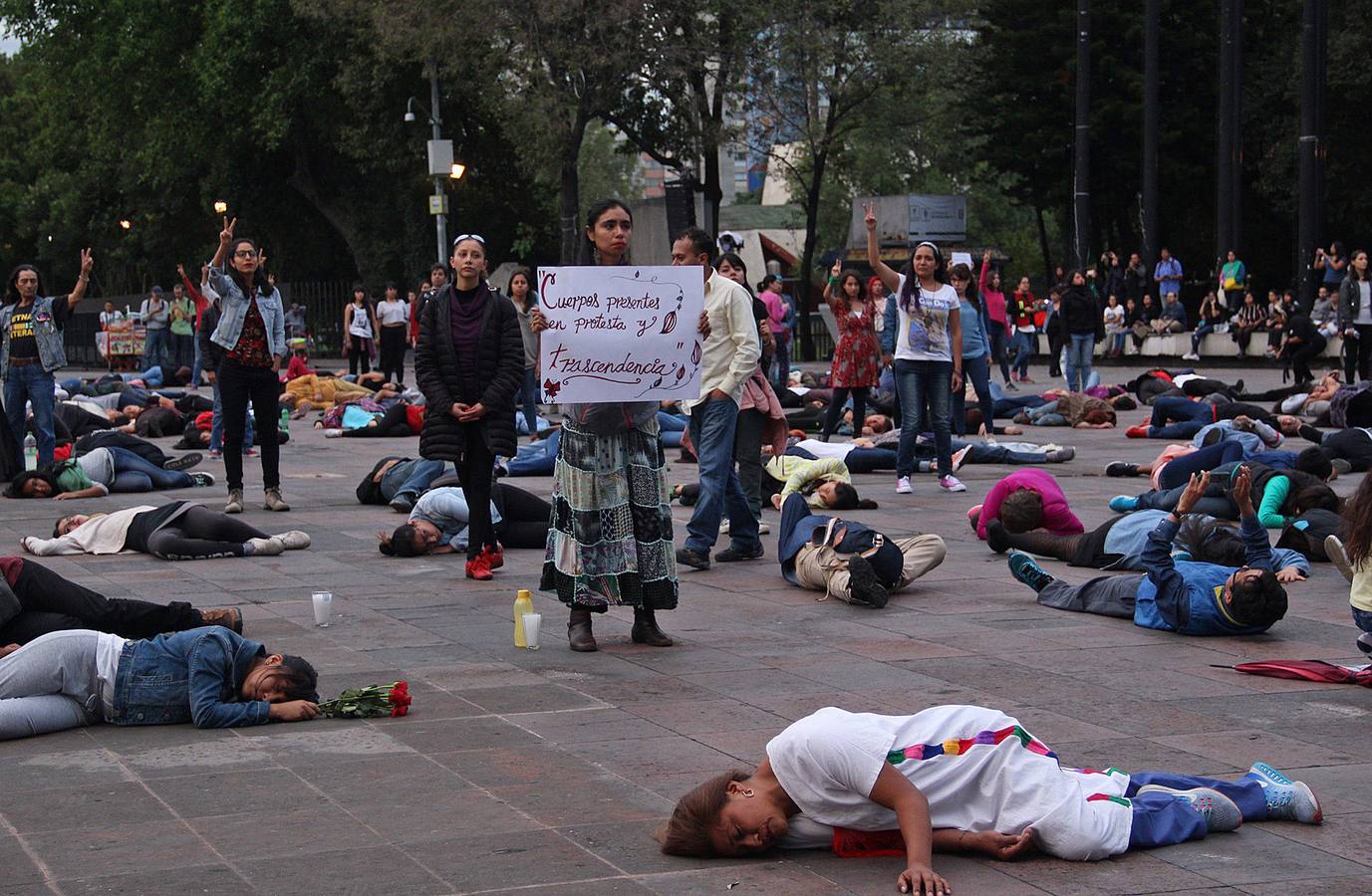 Víctimas de la represión estudiantil de 1968 y estudiantes universitarios se unieron para marchar a lo largo de Ciudad de México y exigir justicia el mismo día en que se cumplen 50 años de la masacre perpetrada por el Ejército mexicano contra un mitin de estudiantes en el barrio de Tlatelolco.