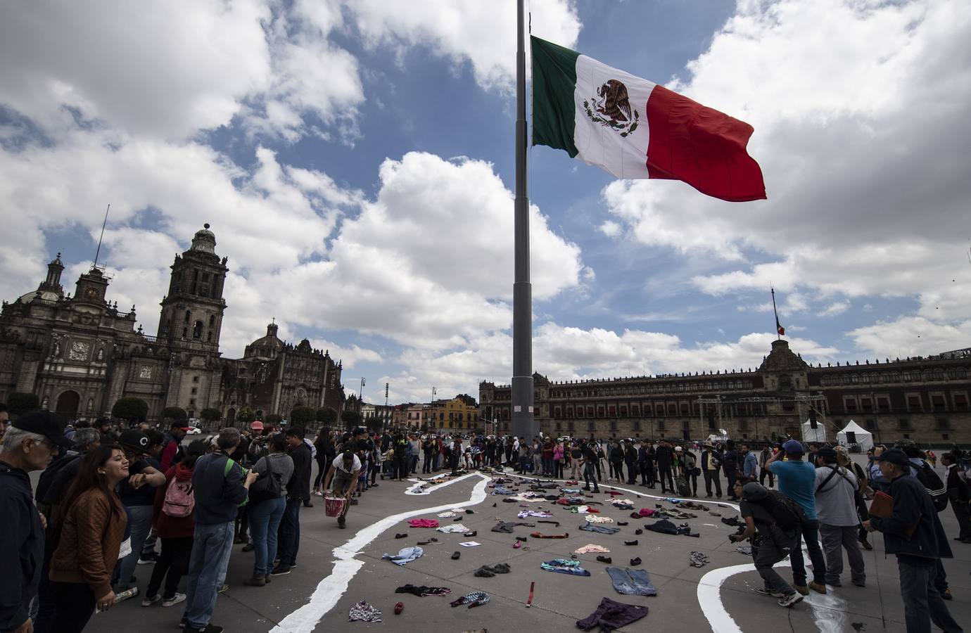 Víctimas de la represión estudiantil de 1968 y estudiantes universitarios se unieron para marchar a lo largo de Ciudad de México y exigir justicia el mismo día en que se cumplen 50 años de la masacre perpetrada por el Ejército mexicano contra un mitin de estudiantes en el barrio de Tlatelolco.