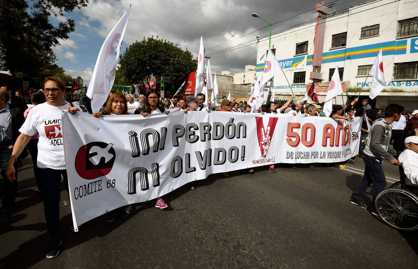 Víctimas de la represión estudiantil de 1968 y estudiantes universitarios se unieron para marchar a lo largo de Ciudad de México y exigir justicia el mismo día en que se cumplen 50 años de la masacre perpetrada por el Ejército mexicano contra un mitin de estudiantes en el barrio de Tlatelolco.