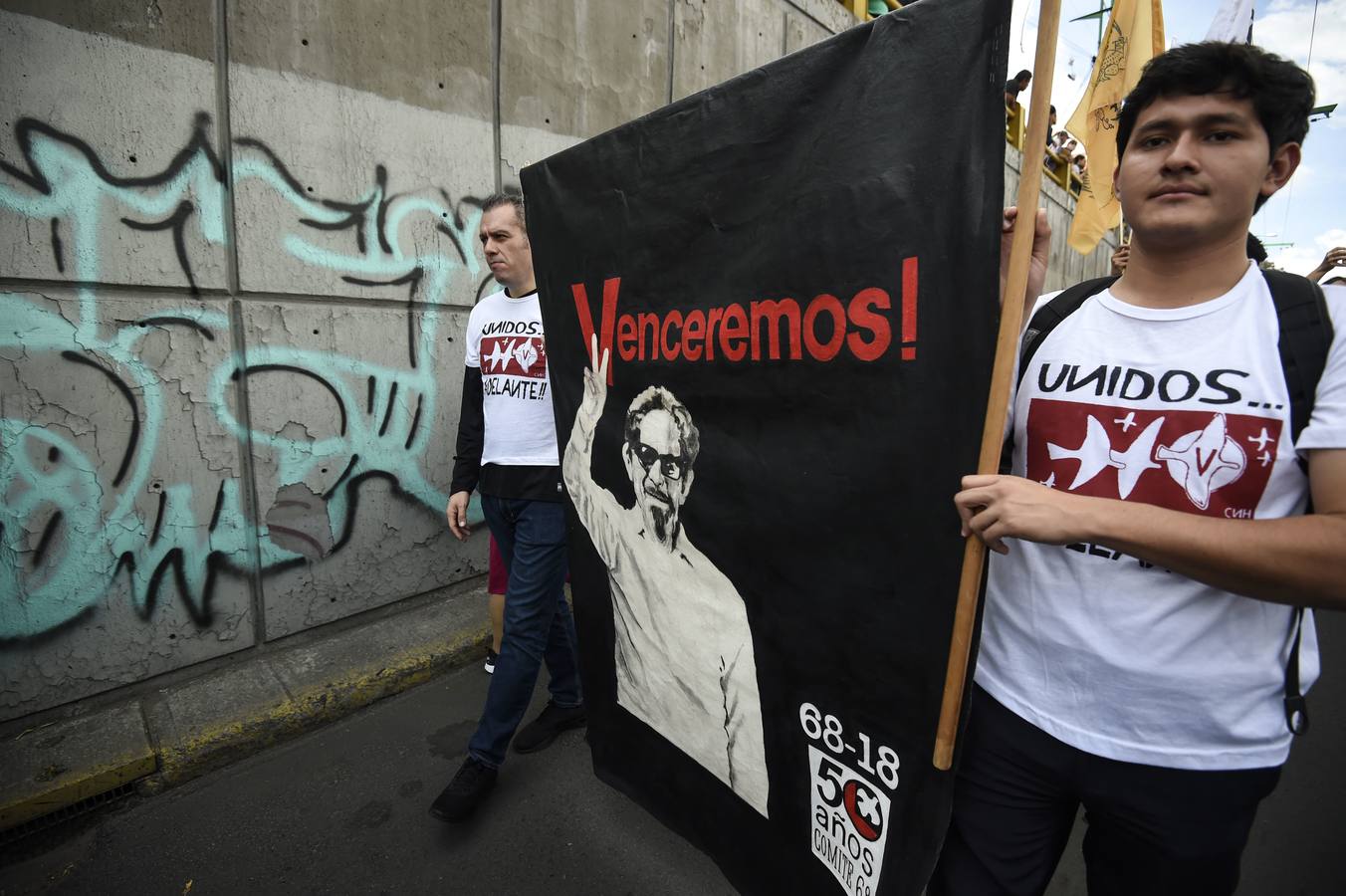 Víctimas de la represión estudiantil de 1968 y estudiantes universitarios se unieron para marchar a lo largo de Ciudad de México y exigir justicia el mismo día en que se cumplen 50 años de la masacre perpetrada por el Ejército mexicano contra un mitin de estudiantes en el barrio de Tlatelolco.