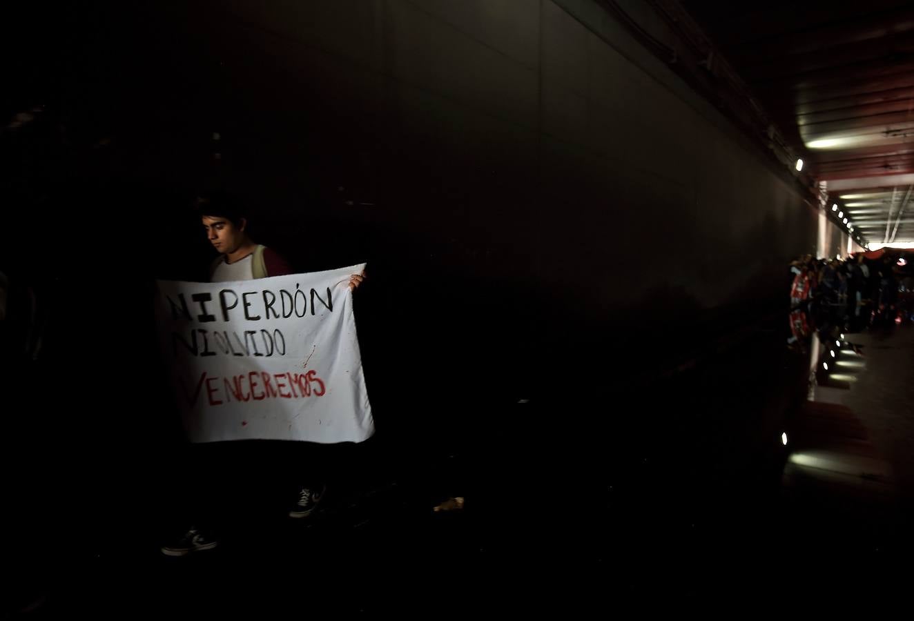 Víctimas de la represión estudiantil de 1968 y estudiantes universitarios se unieron para marchar a lo largo de Ciudad de México y exigir justicia el mismo día en que se cumplen 50 años de la masacre perpetrada por el Ejército mexicano contra un mitin de estudiantes en el barrio de Tlatelolco.