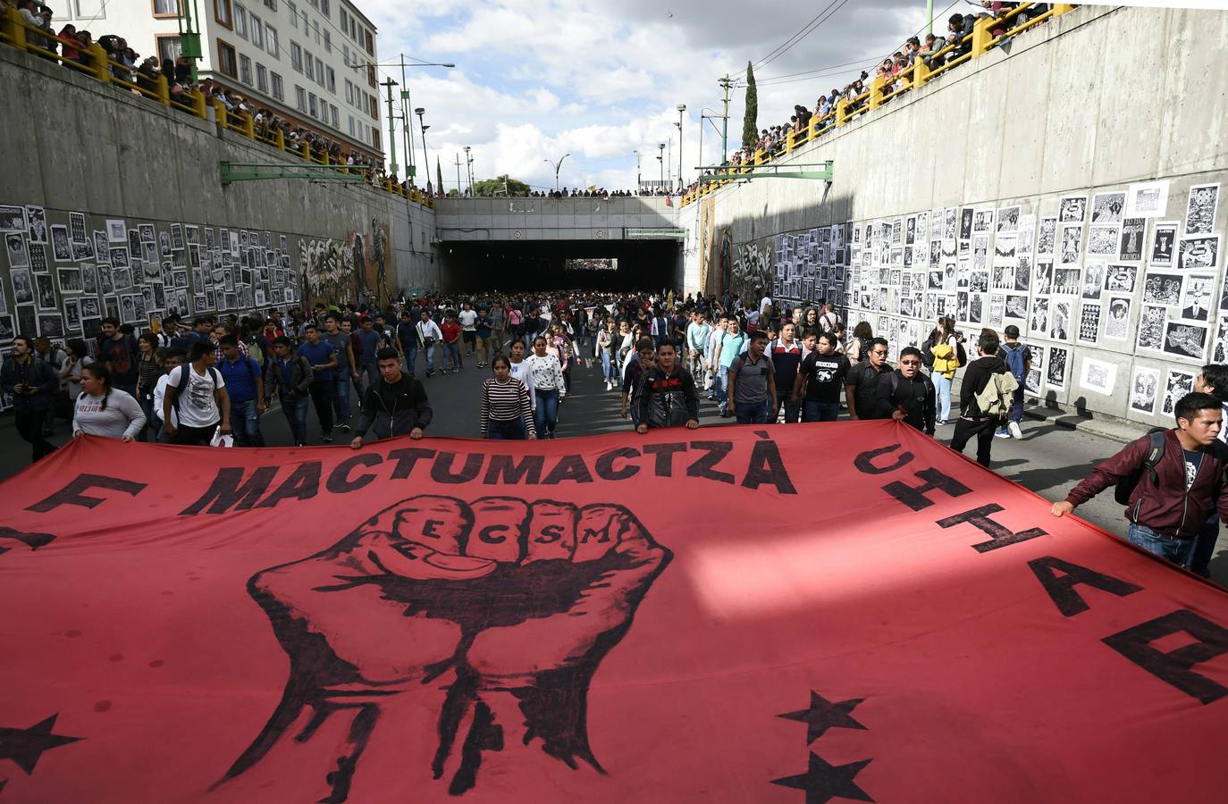 Víctimas de la represión estudiantil de 1968 y estudiantes universitarios se unieron para marchar a lo largo de Ciudad de México y exigir justicia el mismo día en que se cumplen 50 años de la masacre perpetrada por el Ejército mexicano contra un mitin de estudiantes en el barrio de Tlatelolco.