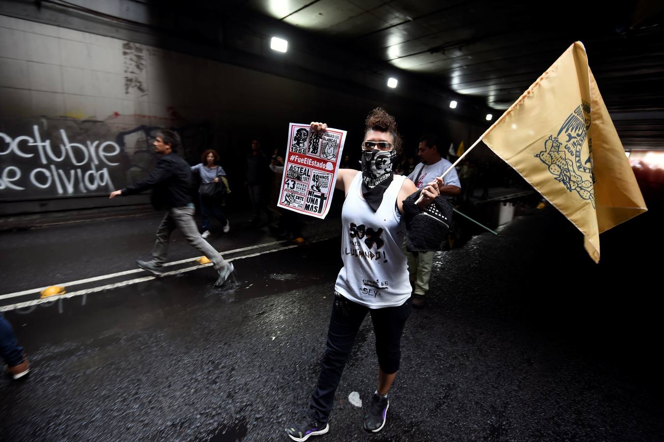 Víctimas de la represión estudiantil de 1968 y estudiantes universitarios se unieron para marchar a lo largo de Ciudad de México y exigir justicia el mismo día en que se cumplen 50 años de la masacre perpetrada por el Ejército mexicano contra un mitin de estudiantes en el barrio de Tlatelolco.