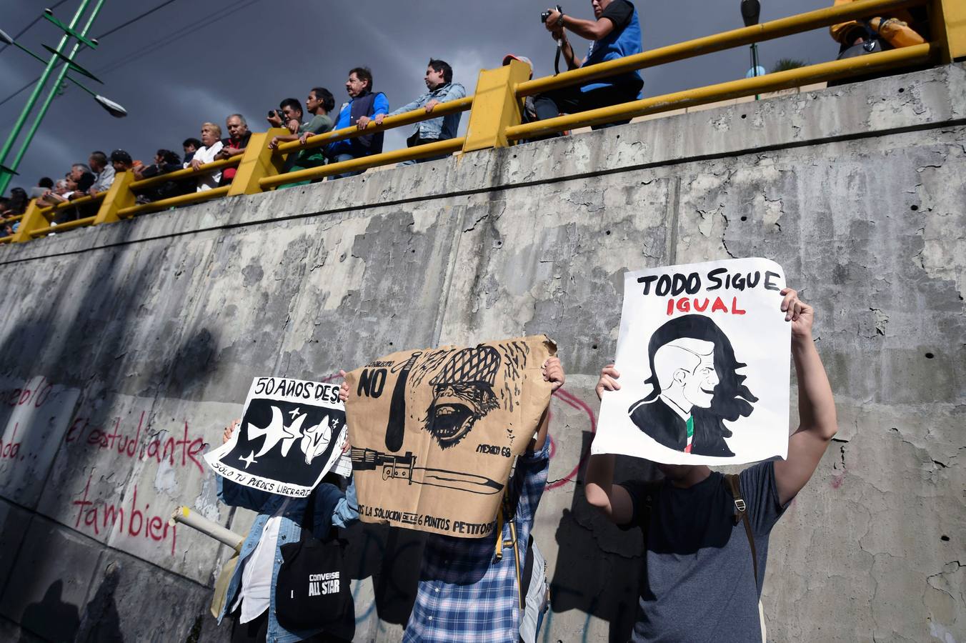 Víctimas de la represión estudiantil de 1968 y estudiantes universitarios se unieron para marchar a lo largo de Ciudad de México y exigir justicia el mismo día en que se cumplen 50 años de la masacre perpetrada por el Ejército mexicano contra un mitin de estudiantes en el barrio de Tlatelolco.