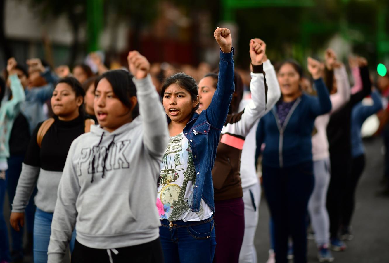 Víctimas de la represión estudiantil de 1968 y estudiantes universitarios se unieron para marchar a lo largo de Ciudad de México y exigir justicia el mismo día en que se cumplen 50 años de la masacre perpetrada por el Ejército mexicano contra un mitin de estudiantes en el barrio de Tlatelolco.