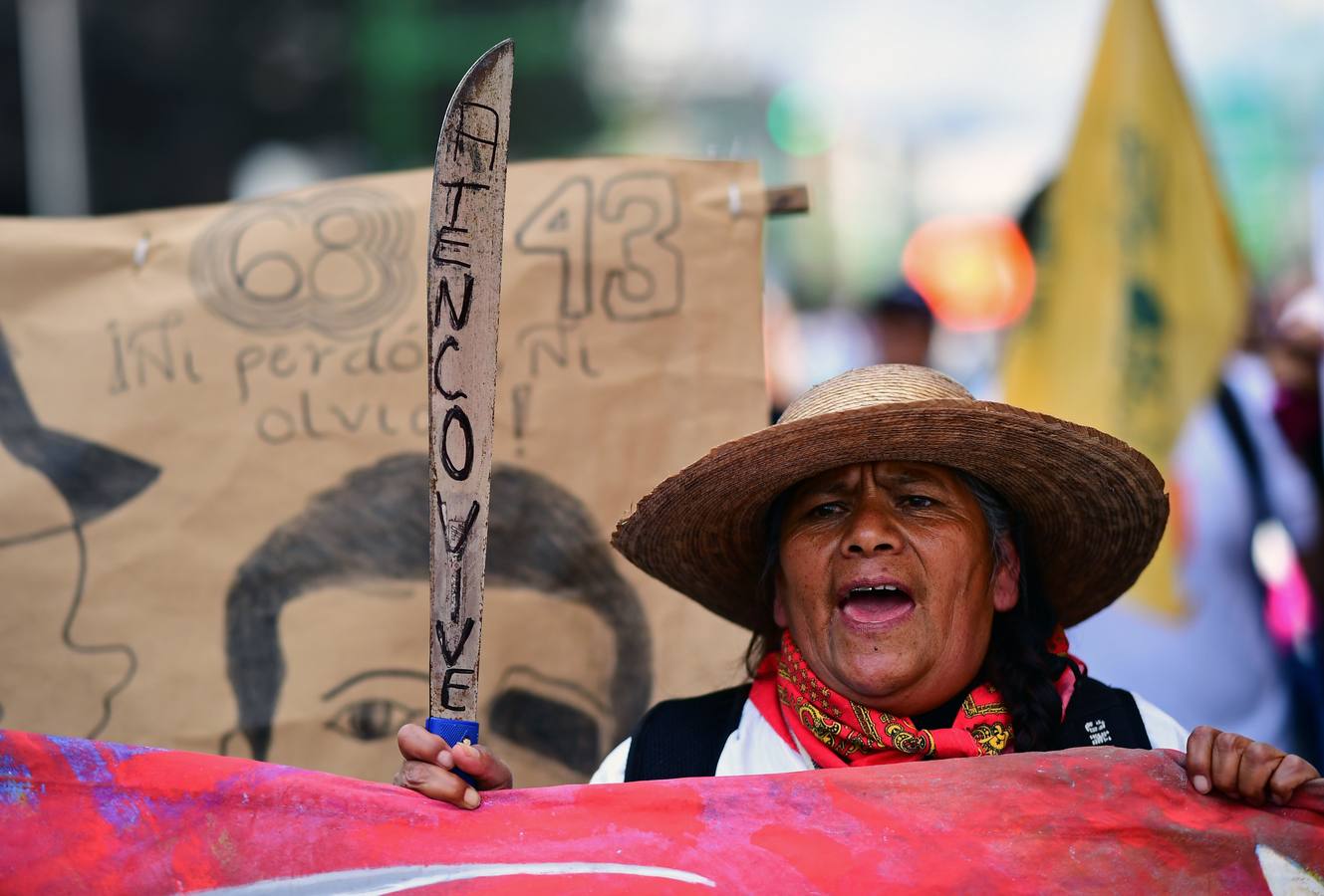 Víctimas de la represión estudiantil de 1968 y estudiantes universitarios se unieron para marchar a lo largo de Ciudad de México y exigir justicia el mismo día en que se cumplen 50 años de la masacre perpetrada por el Ejército mexicano contra un mitin de estudiantes en el barrio de Tlatelolco.