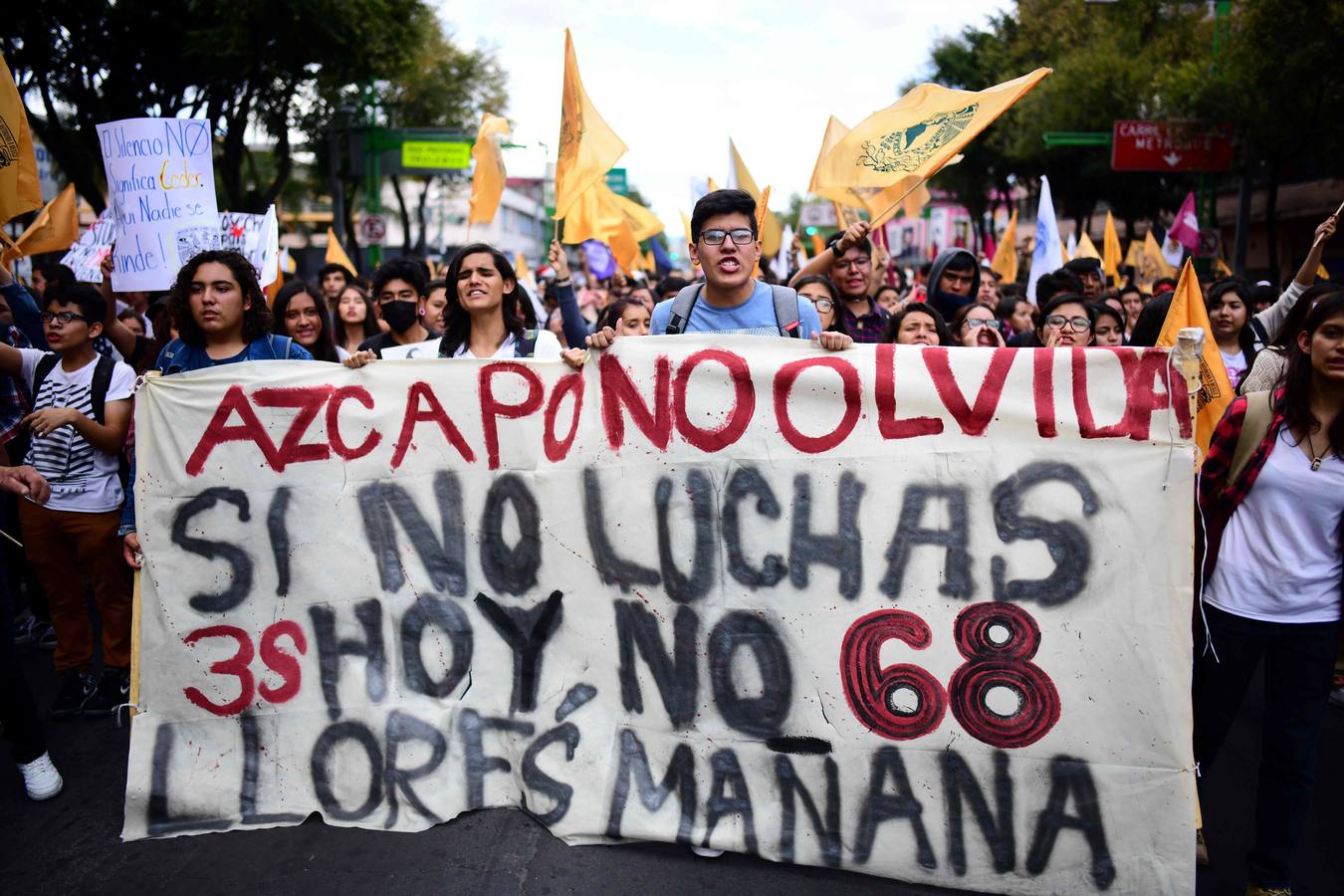 Víctimas de la represión estudiantil de 1968 y estudiantes universitarios se unieron para marchar a lo largo de Ciudad de México y exigir justicia el mismo día en que se cumplen 50 años de la masacre perpetrada por el Ejército mexicano contra un mitin de estudiantes en el barrio de Tlatelolco.