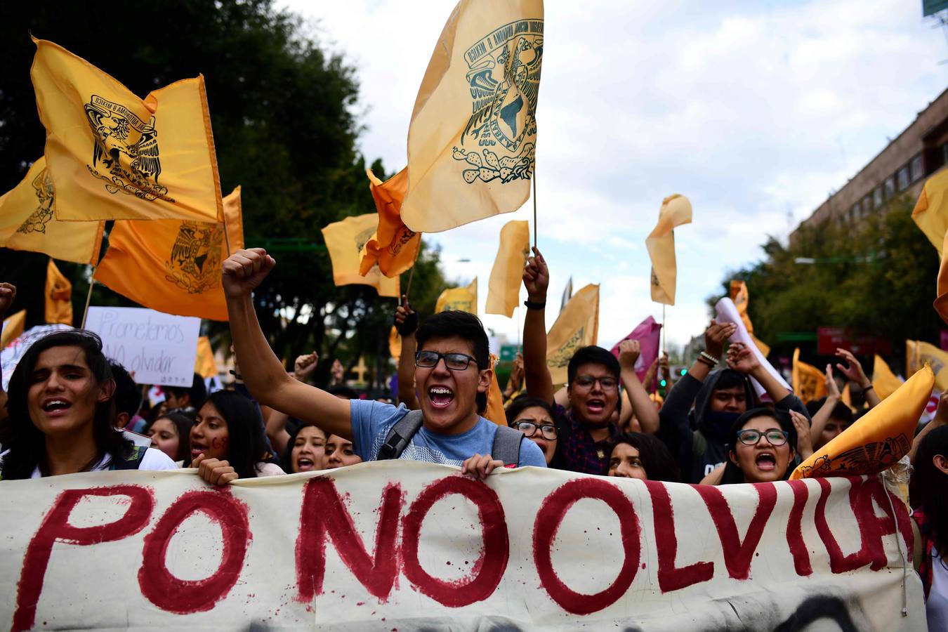 Víctimas de la represión estudiantil de 1968 y estudiantes universitarios se unieron para marchar a lo largo de Ciudad de México y exigir justicia el mismo día en que se cumplen 50 años de la masacre perpetrada por el Ejército mexicano contra un mitin de estudiantes en el barrio de Tlatelolco.