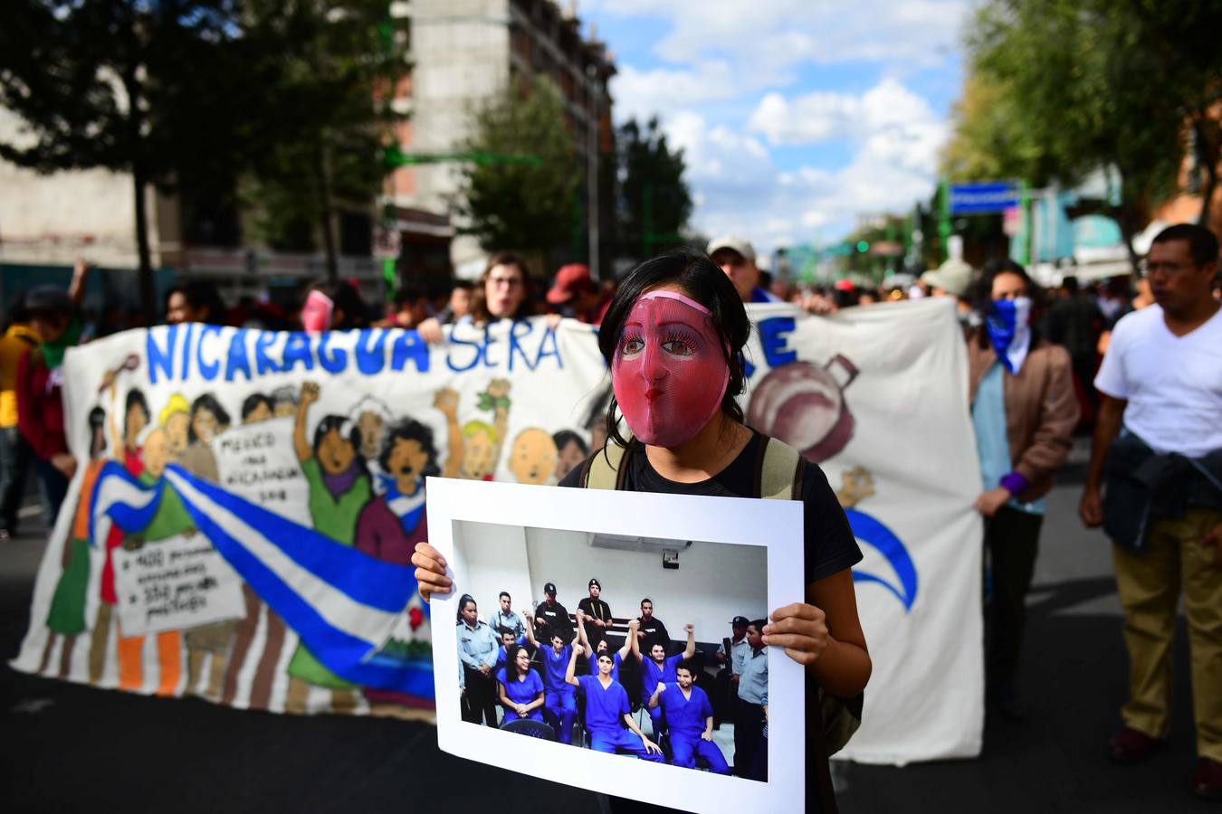 Víctimas de la represión estudiantil de 1968 y estudiantes universitarios se unieron para marchar a lo largo de Ciudad de México y exigir justicia el mismo día en que se cumplen 50 años de la masacre perpetrada por el Ejército mexicano contra un mitin de estudiantes en el barrio de Tlatelolco.