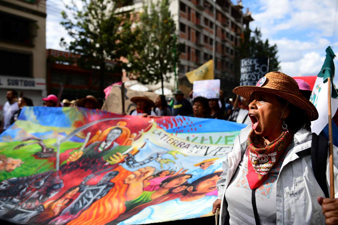 Víctimas de la represión estudiantil de 1968 y estudiantes universitarios se unieron para marchar a lo largo de Ciudad de México y exigir justicia el mismo día en que se cumplen 50 años de la masacre perpetrada por el Ejército mexicano contra un mitin de estudiantes en el barrio de Tlatelolco.