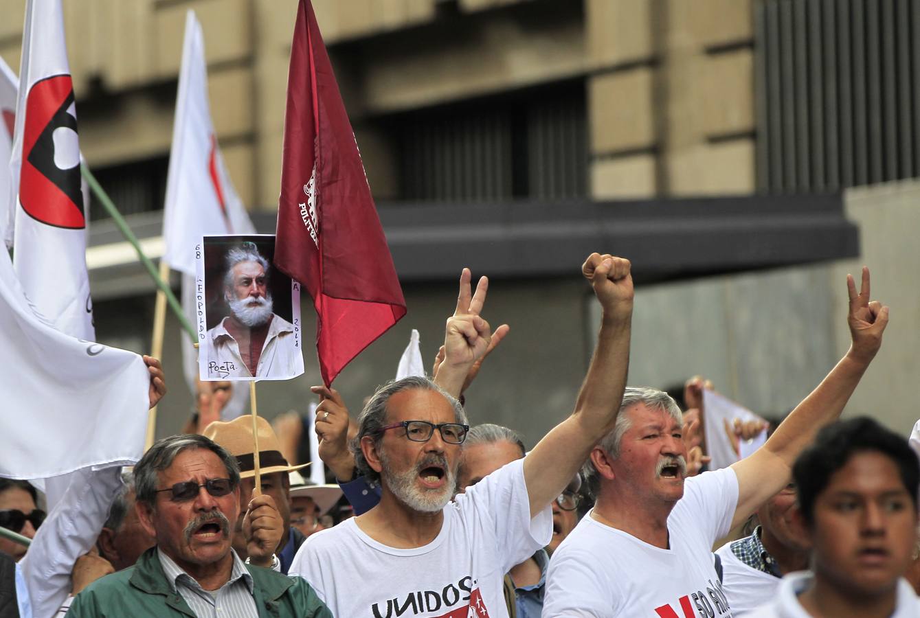 Víctimas de la represión estudiantil de 1968 y estudiantes universitarios se unieron para marchar a lo largo de Ciudad de México y exigir justicia el mismo día en que se cumplen 50 años de la masacre perpetrada por el Ejército mexicano contra un mitin de estudiantes en el barrio de Tlatelolco.
