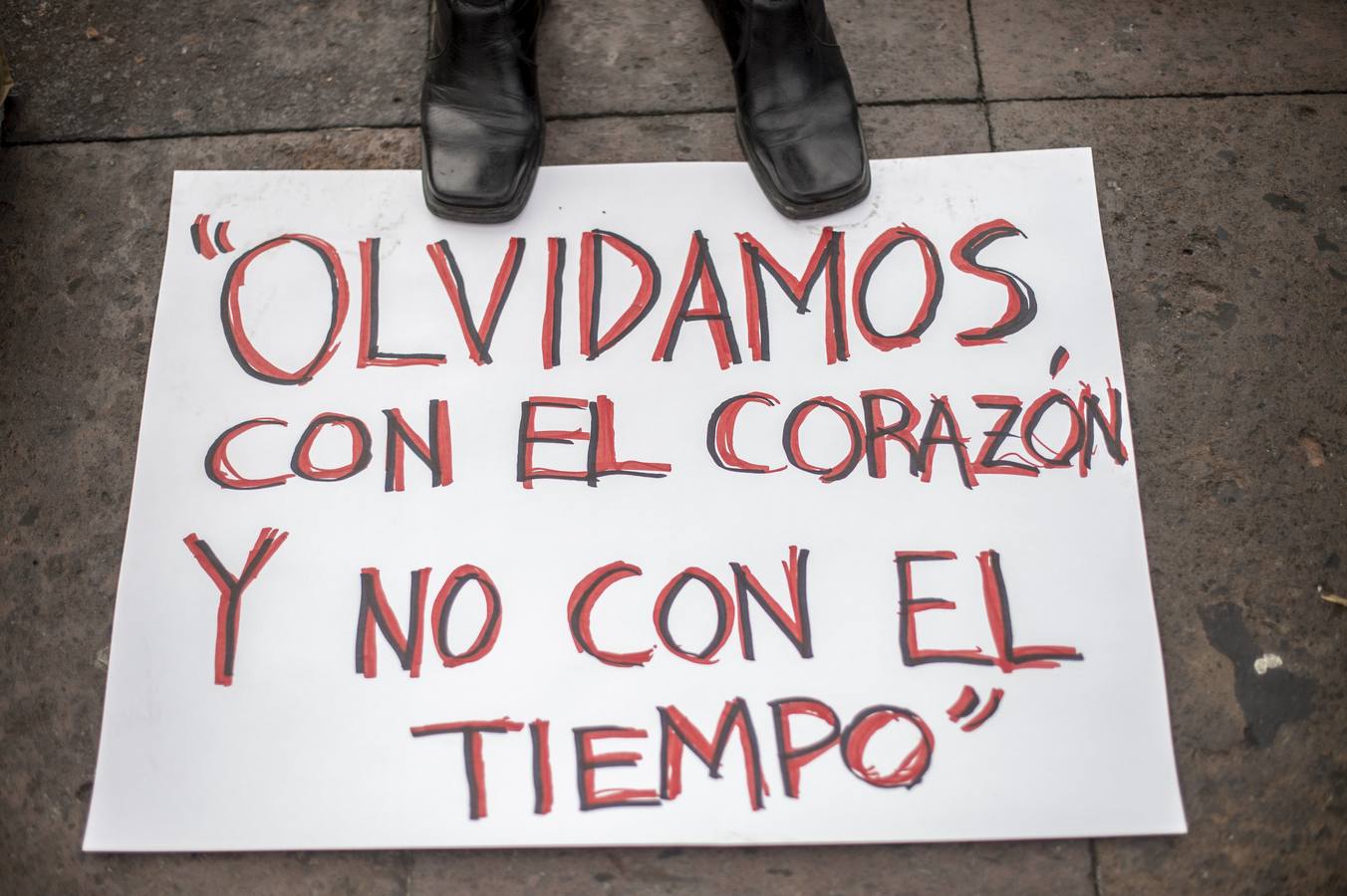 Víctimas de la represión estudiantil de 1968 y estudiantes universitarios se unieron para marchar a lo largo de Ciudad de México y exigir justicia el mismo día en que se cumplen 50 años de la masacre perpetrada por el Ejército mexicano contra un mitin de estudiantes en el barrio de Tlatelolco.