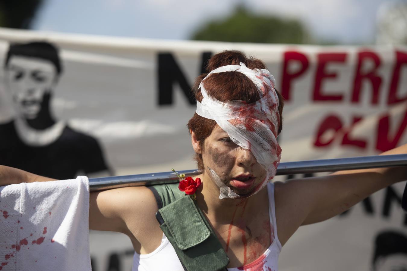 Víctimas de la represión estudiantil de 1968 y estudiantes universitarios se unieron para marchar a lo largo de Ciudad de México y exigir justicia el mismo día en que se cumplen 50 años de la masacre perpetrada por el Ejército mexicano contra un mitin de estudiantes en el barrio de Tlatelolco.