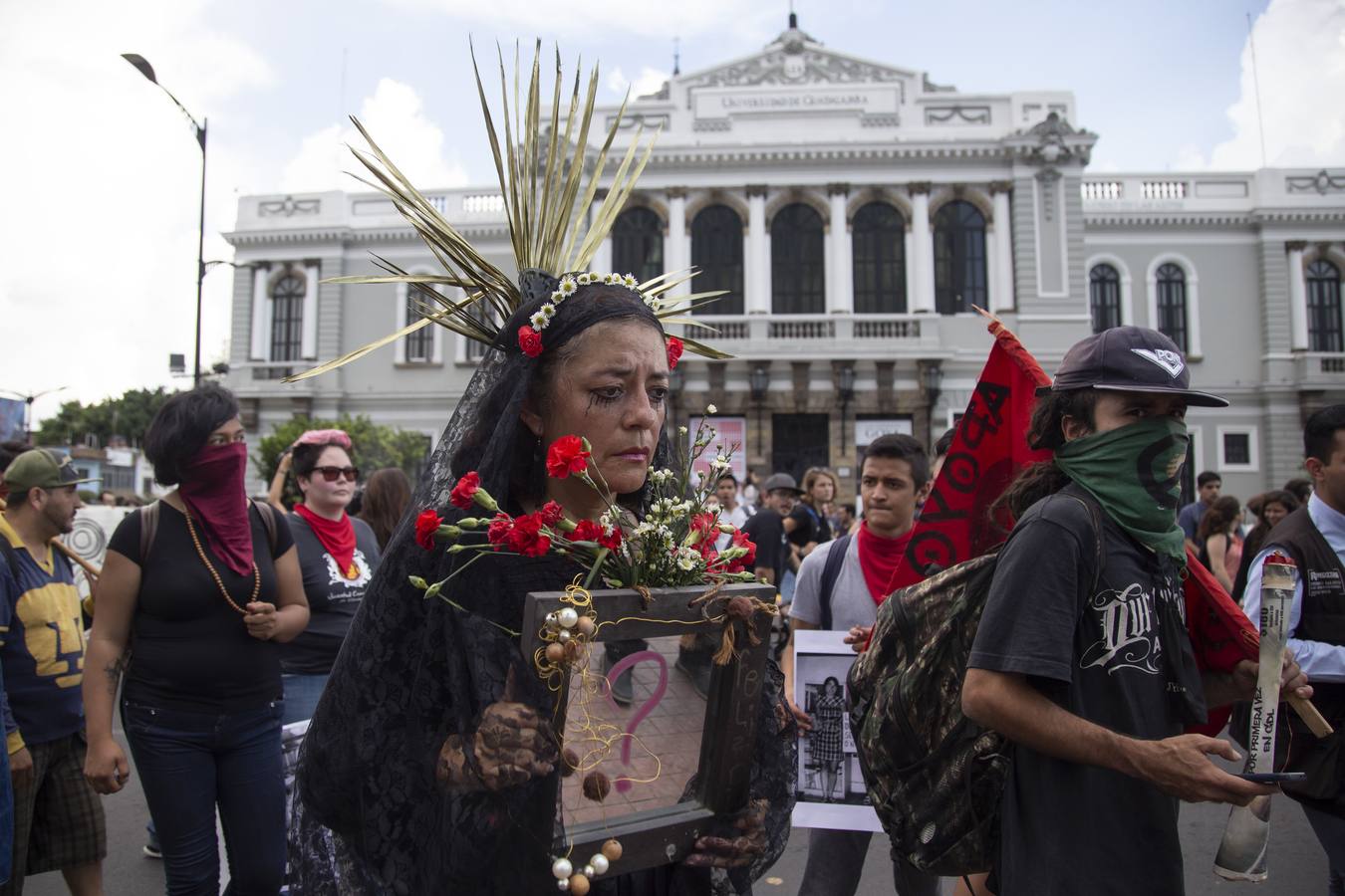 Víctimas de la represión estudiantil de 1968 y estudiantes universitarios se unieron para marchar a lo largo de Ciudad de México y exigir justicia el mismo día en que se cumplen 50 años de la masacre perpetrada por el Ejército mexicano contra un mitin de estudiantes en el barrio de Tlatelolco.