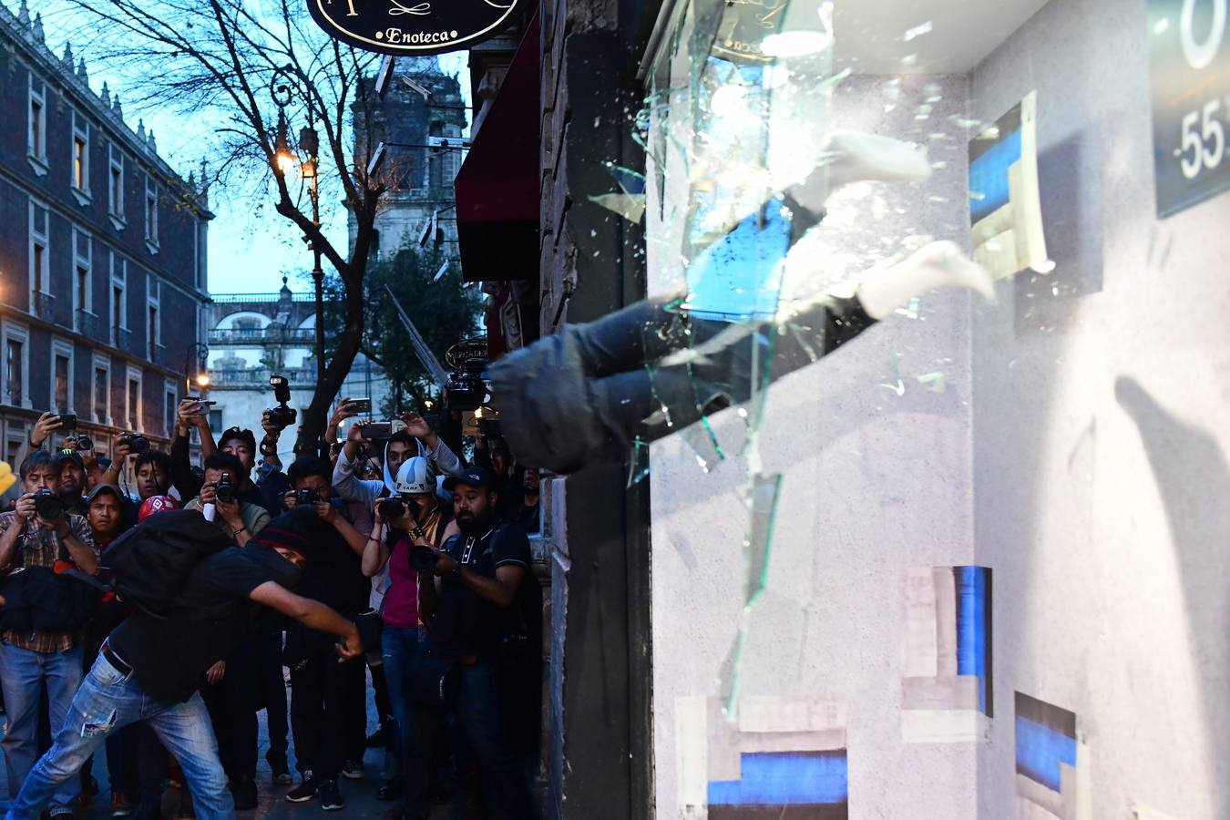 Víctimas de la represión estudiantil de 1968 y estudiantes universitarios se unieron para marchar a lo largo de Ciudad de México y exigir justicia el mismo día en que se cumplen 50 años de la masacre perpetrada por el Ejército mexicano contra un mitin de estudiantes en el barrio de Tlatelolco.