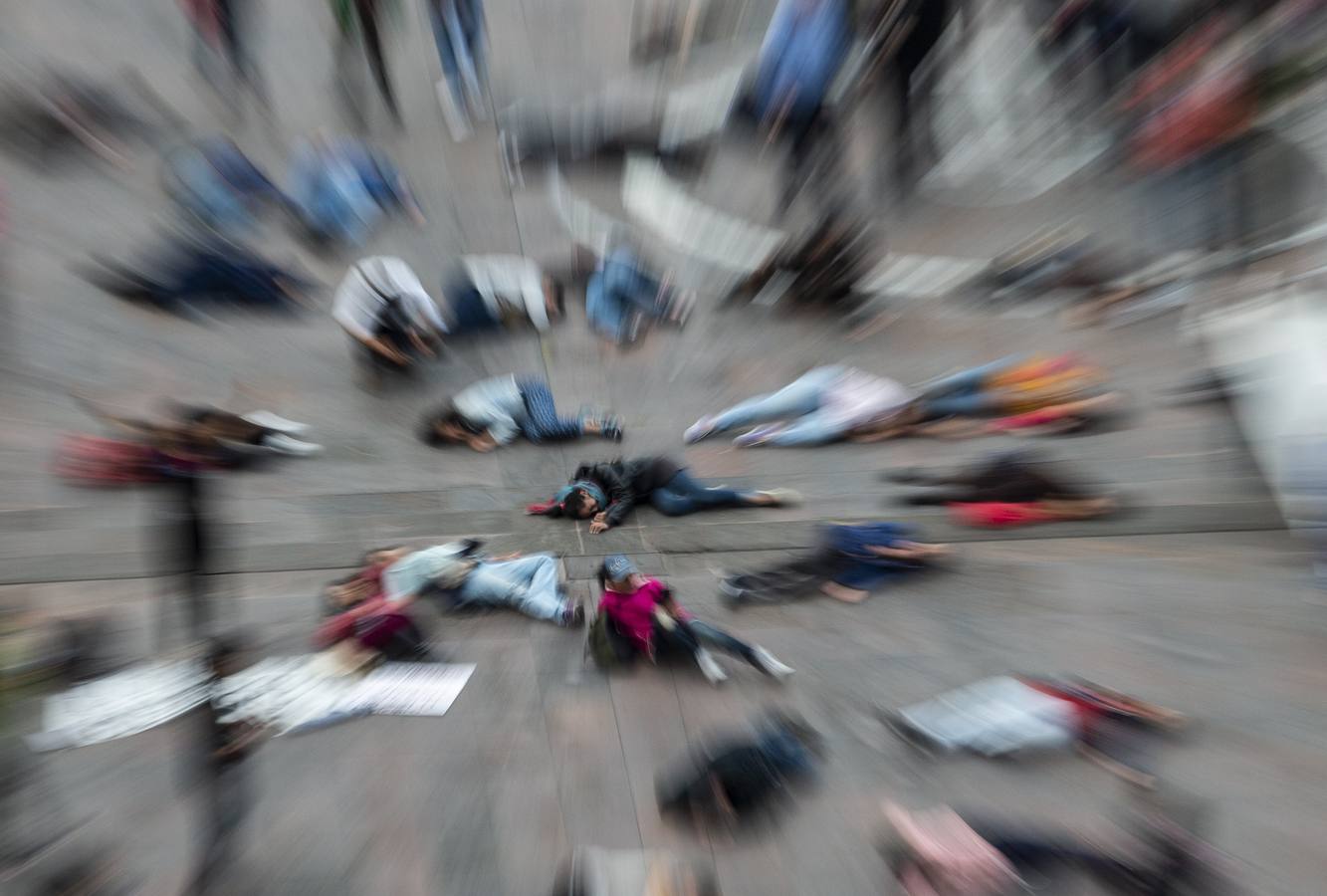 Víctimas de la represión estudiantil de 1968 y estudiantes universitarios se unieron para marchar a lo largo de Ciudad de México y exigir justicia el mismo día en que se cumplen 50 años de la masacre perpetrada por el Ejército mexicano contra un mitin de estudiantes en el barrio de Tlatelolco.