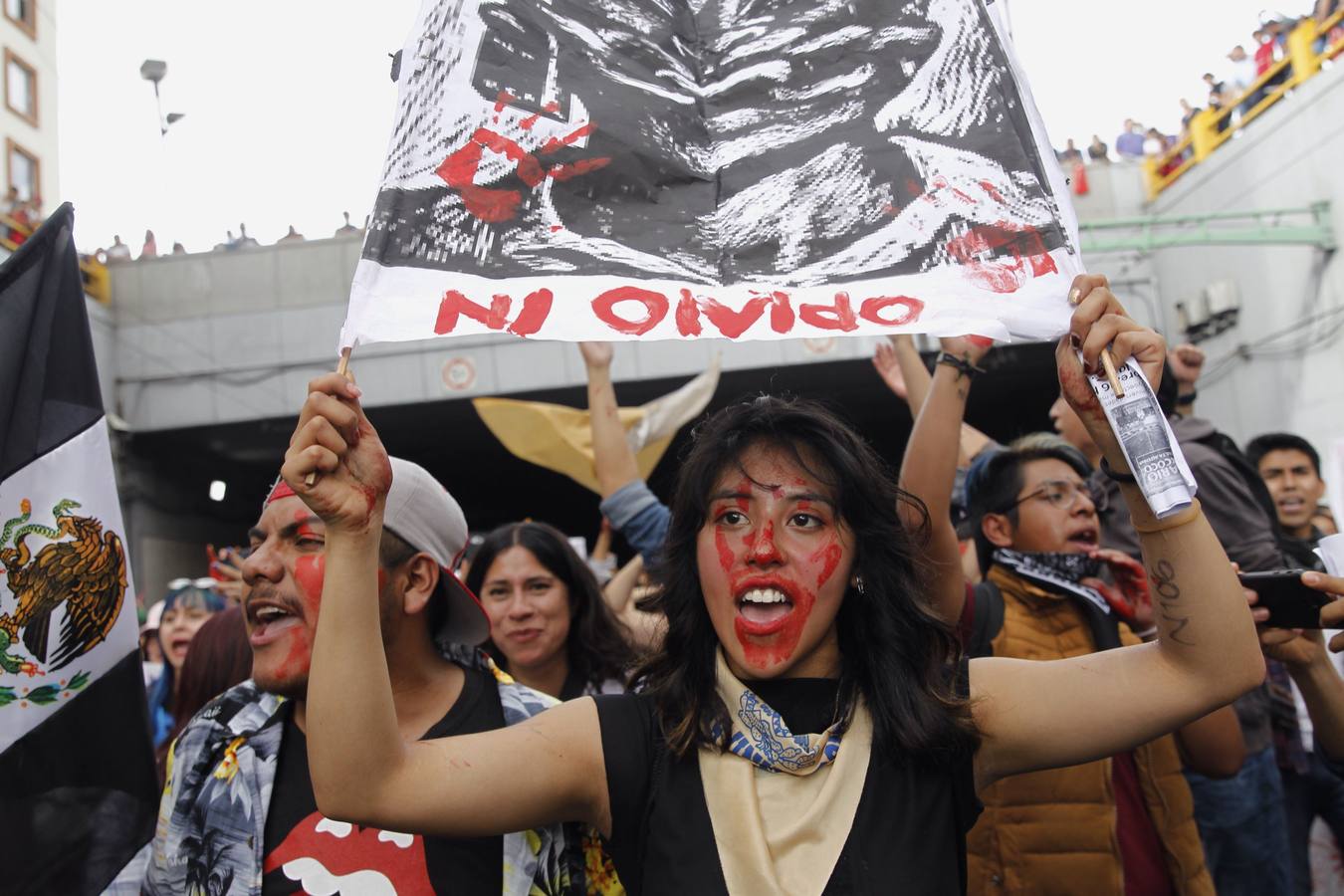 Víctimas de la represión estudiantil de 1968 y estudiantes universitarios se unieron para marchar a lo largo de Ciudad de México y exigir justicia el mismo día en que se cumplen 50 años de la masacre perpetrada por el Ejército mexicano contra un mitin de estudiantes en el barrio de Tlatelolco.