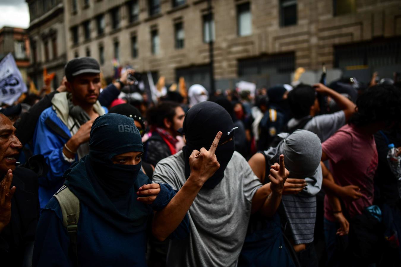 Víctimas de la represión estudiantil de 1968 y estudiantes universitarios se unieron para marchar a lo largo de Ciudad de México y exigir justicia el mismo día en que se cumplen 50 años de la masacre perpetrada por el Ejército mexicano contra un mitin de estudiantes en el barrio de Tlatelolco.