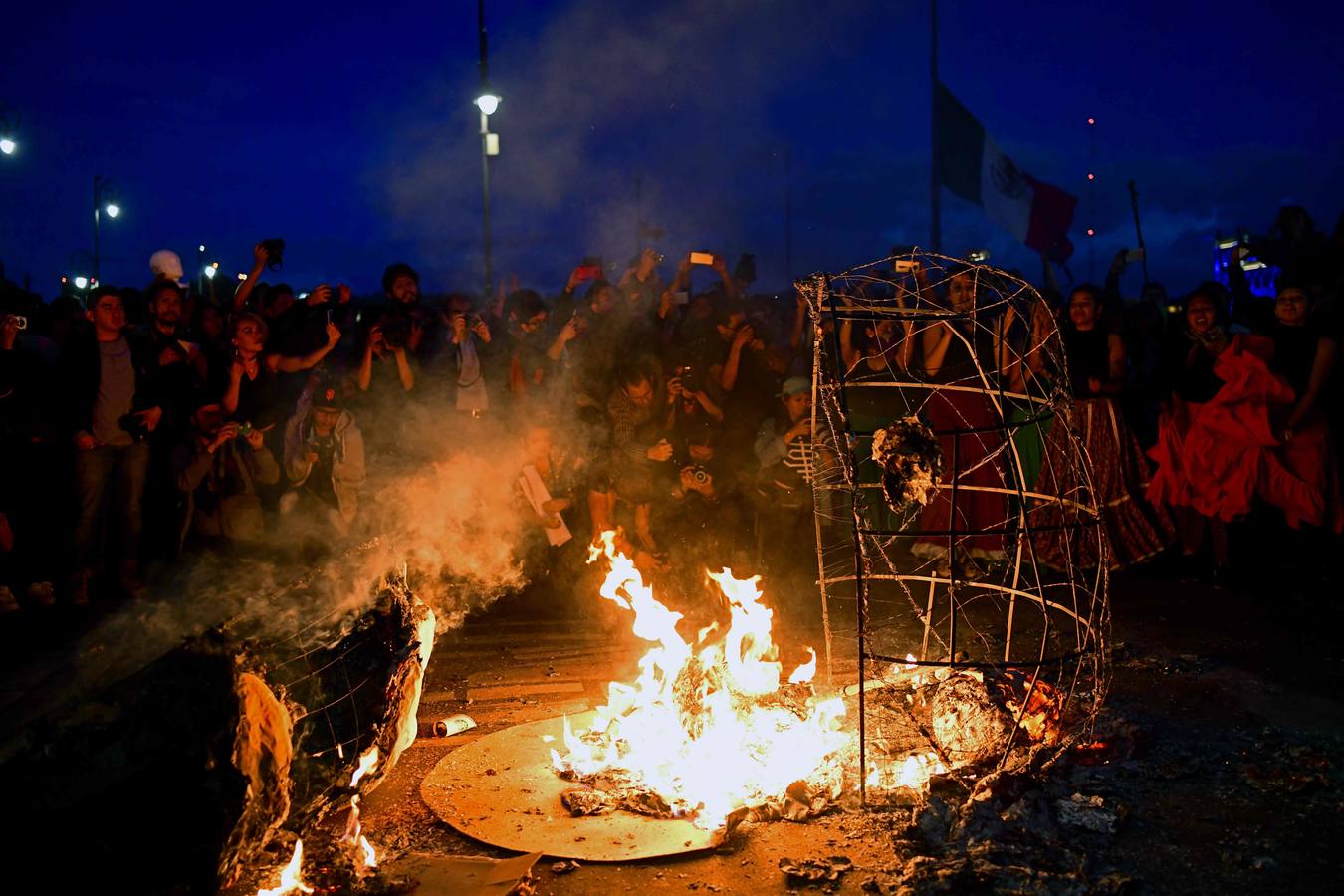 Víctimas de la represión estudiantil de 1968 y estudiantes universitarios se unieron para marchar a lo largo de Ciudad de México y exigir justicia el mismo día en que se cumplen 50 años de la masacre perpetrada por el Ejército mexicano contra un mitin de estudiantes en el barrio de Tlatelolco.