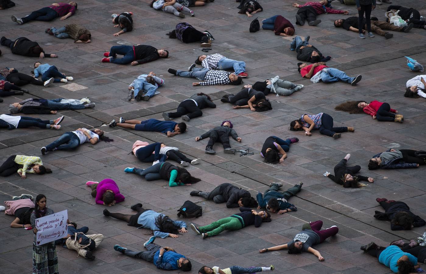 Víctimas de la represión estudiantil de 1968 y estudiantes universitarios se unieron para marchar a lo largo de Ciudad de México y exigir justicia el mismo día en que se cumplen 50 años de la masacre perpetrada por el Ejército mexicano contra un mitin de estudiantes en el barrio de Tlatelolco.