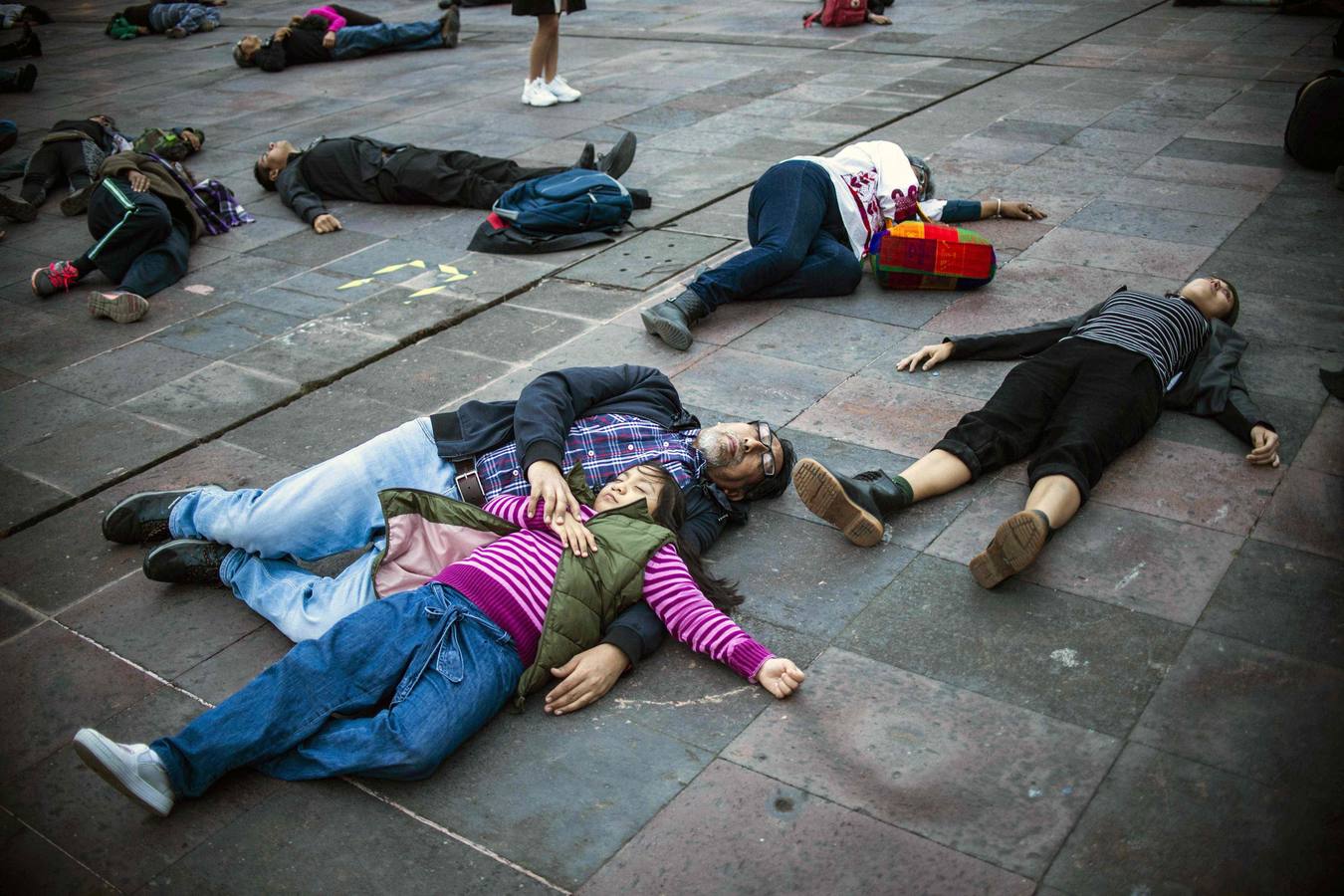 Víctimas de la represión estudiantil de 1968 y estudiantes universitarios se unieron para marchar a lo largo de Ciudad de México y exigir justicia el mismo día en que se cumplen 50 años de la masacre perpetrada por el Ejército mexicano contra un mitin de estudiantes en el barrio de Tlatelolco.