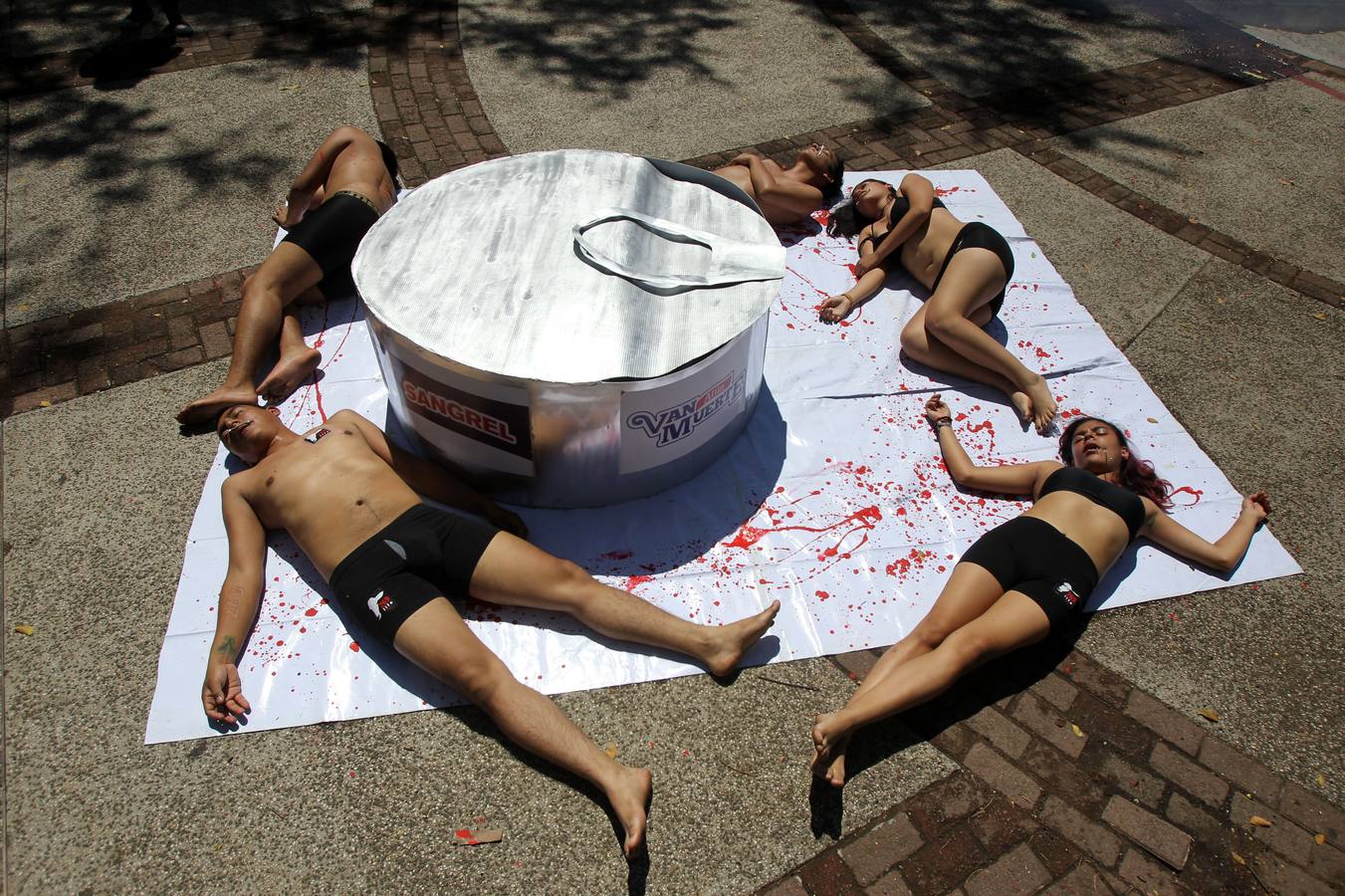 Activistas ambientales realizan una protesta en la que se colocaron anzuelos de pesca en la boca para representar el sufrimiento de los peces al ser atrapados, en el marco del Día Mundial de los Animales, en Cali (Colombia). 