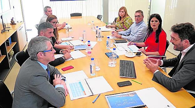 Guardiola, segunda por la derecha, ayer, durante la reunión con los empresarios del sector. 