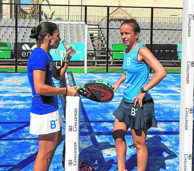 Dos jugadoras, tras probar, ayer, la pista de pádel instalada en la Plaza de España de San Javier. 