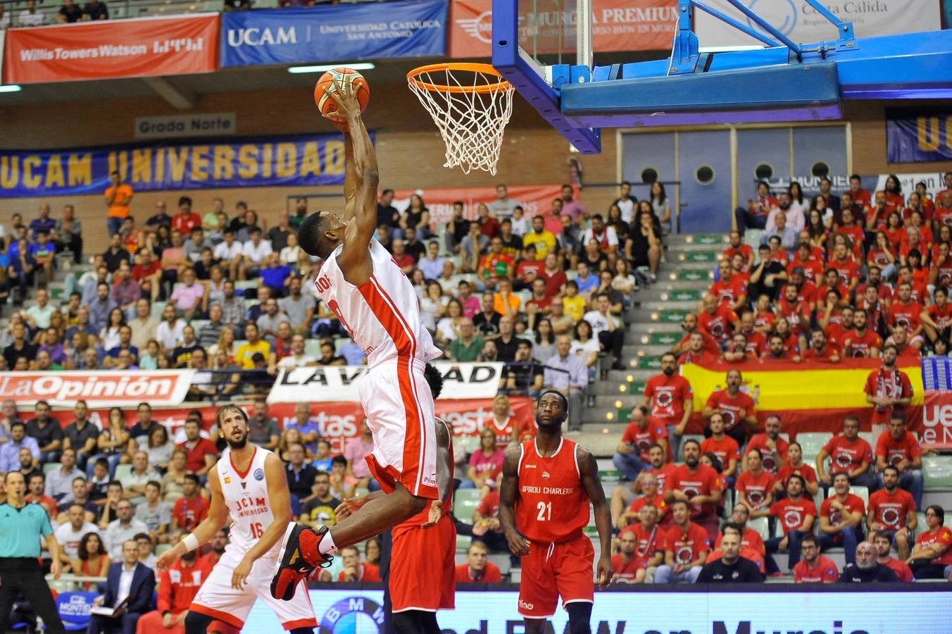 El conjunto universitario pasa la fase previa de la Basketball CL, tras caer en casa frente al Spriou Charleroi por 78-82